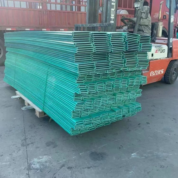 廠家供應(yīng)托盤式橋架 一體成型玻璃鋼復(fù)合電纜線槽 承重強方便安裝 -